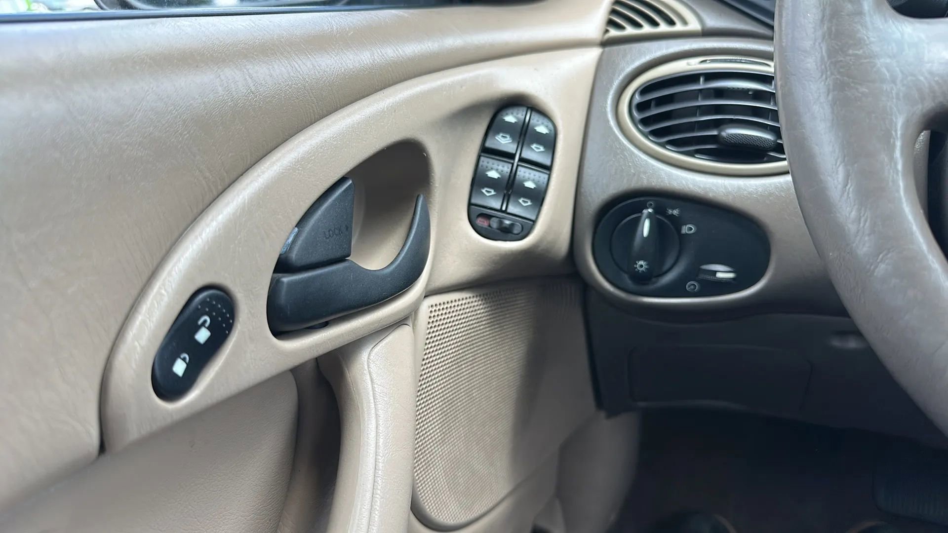 Used 2001 Ford Focus SE image 16