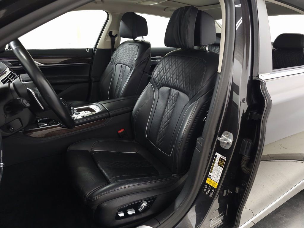 Used 2020 BMW 750i xDrive image 18