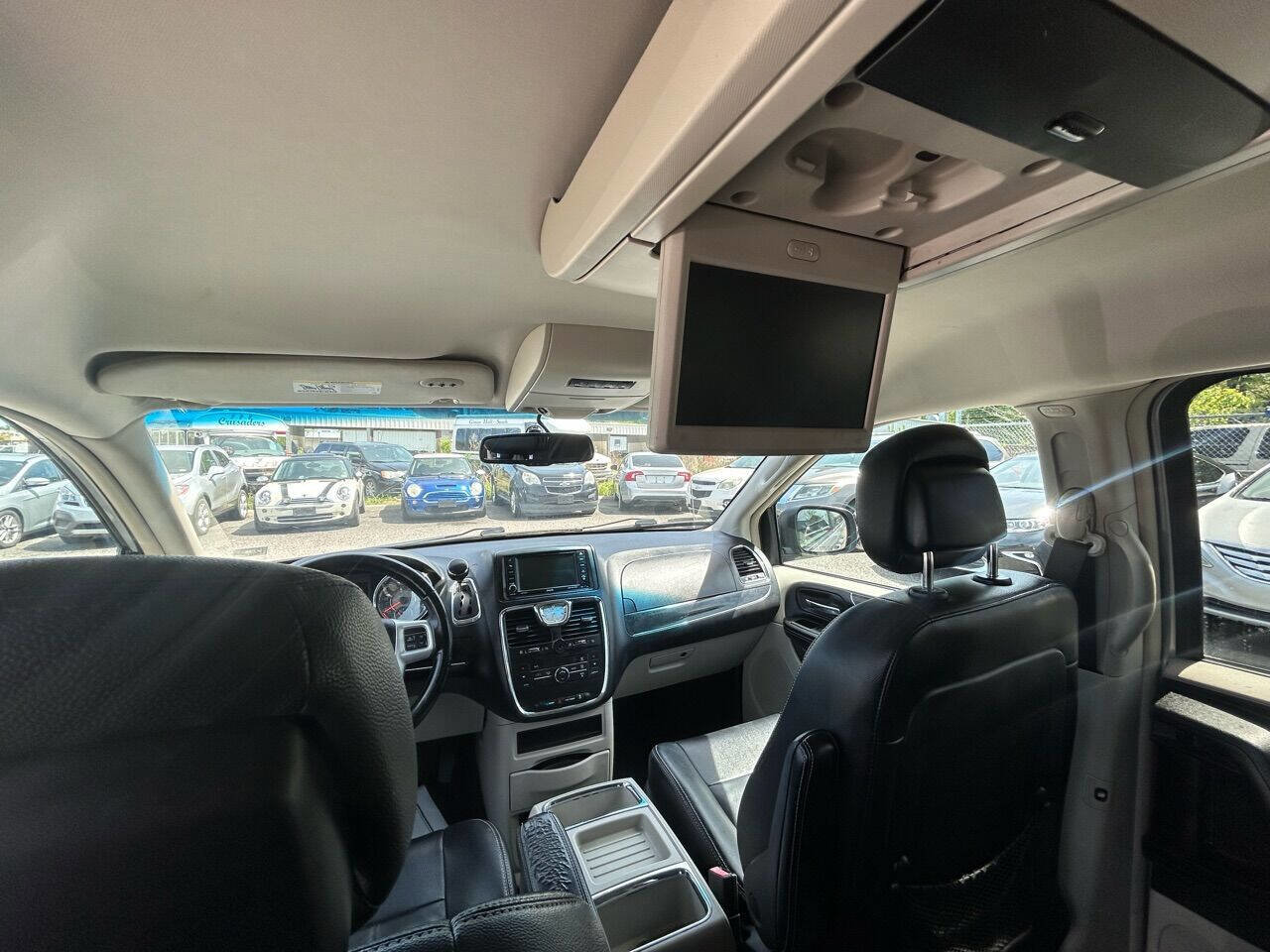 Used 2015 Chrysler Town & Country Touring image 10