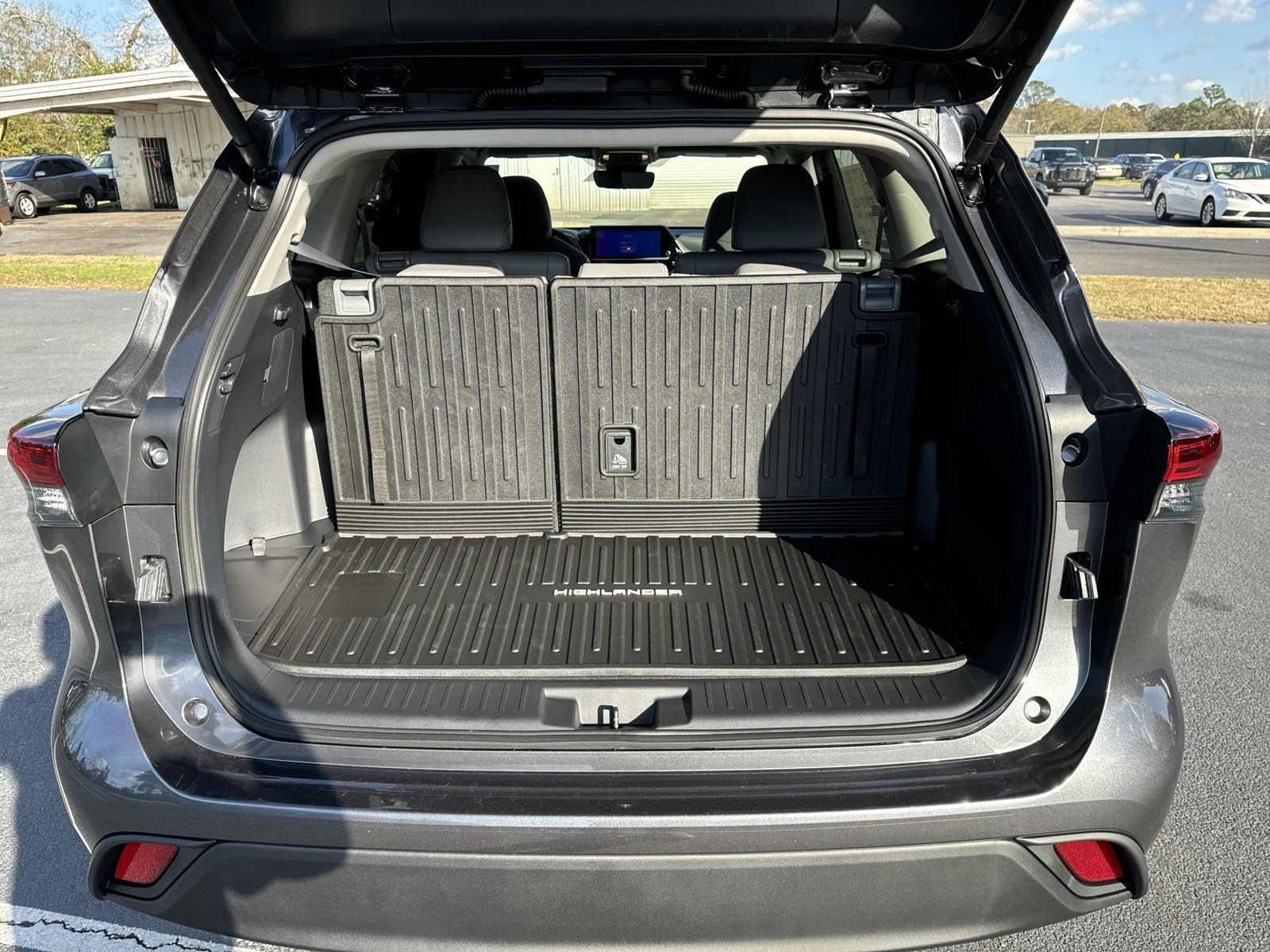New 2025 Toyota Highlander XLE FWD image 40