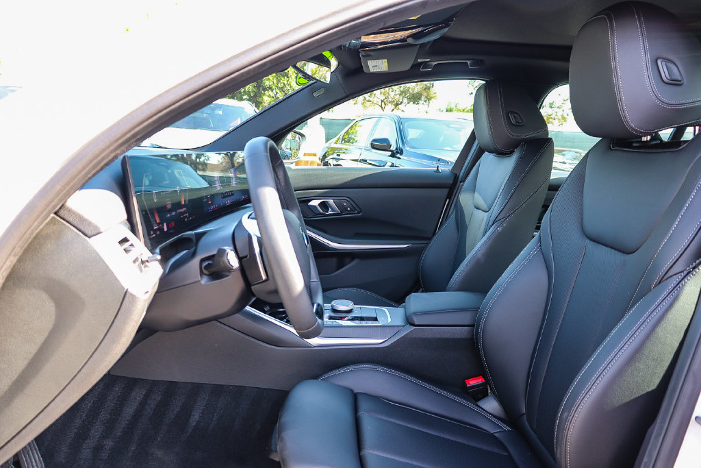 Used 2026 BMW 330i Sedan w/ Convenience Package RWD image 17