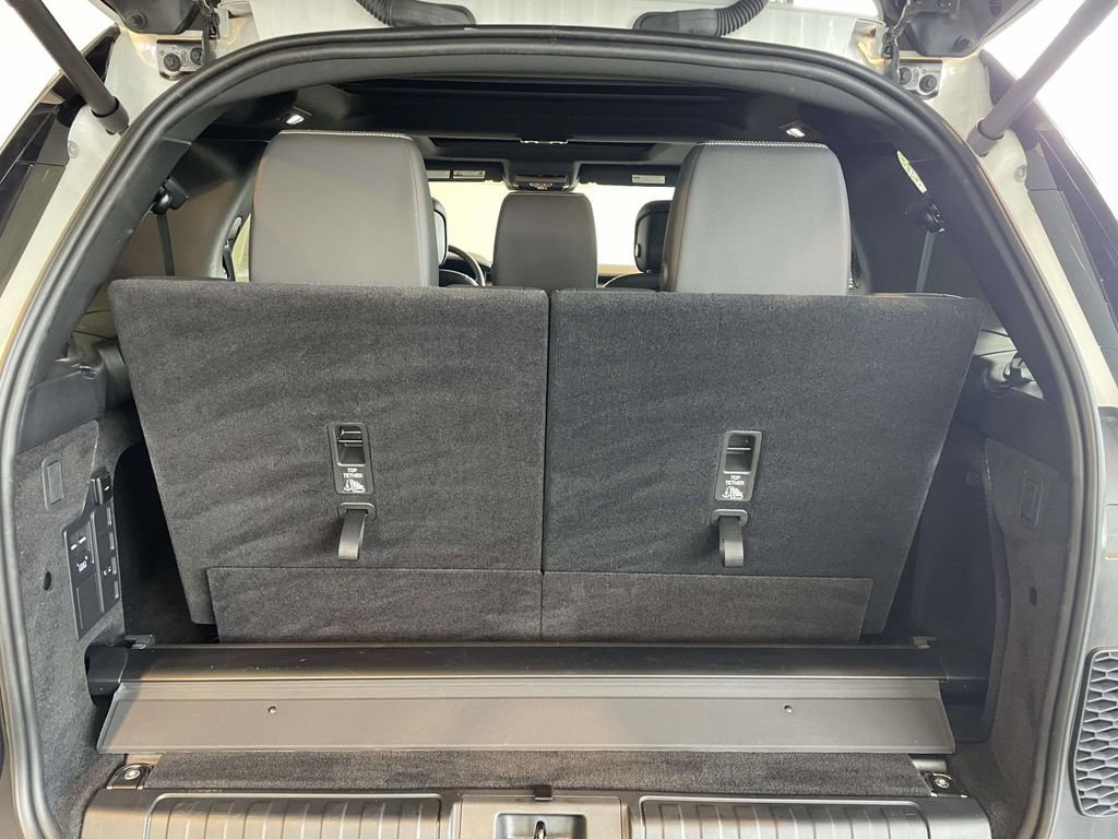 Used 2025 Land Rover Discovery S image 19