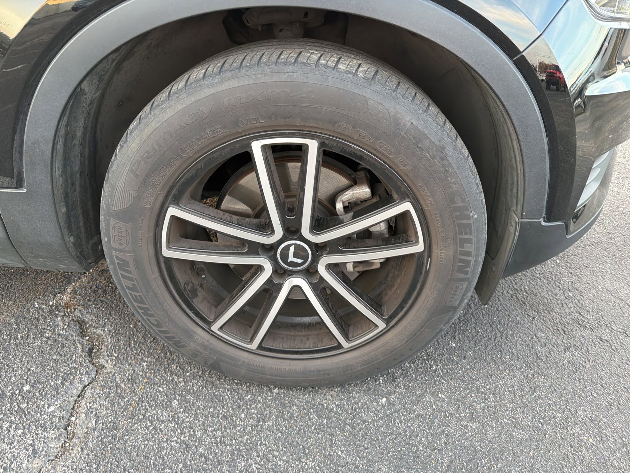 Used 2020 Volvo XC40 T4 Momentum image 4