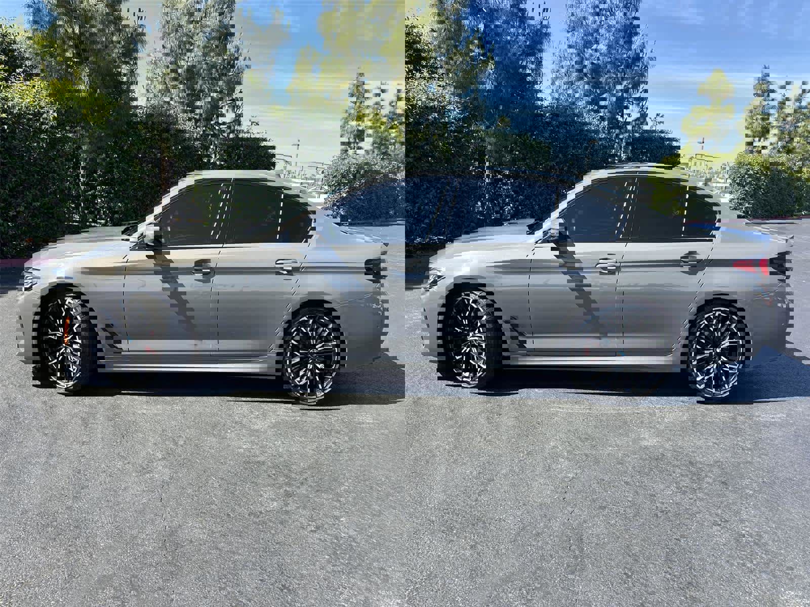 Used 2021 BMW M550i xDrive w/ Executive Package image 3