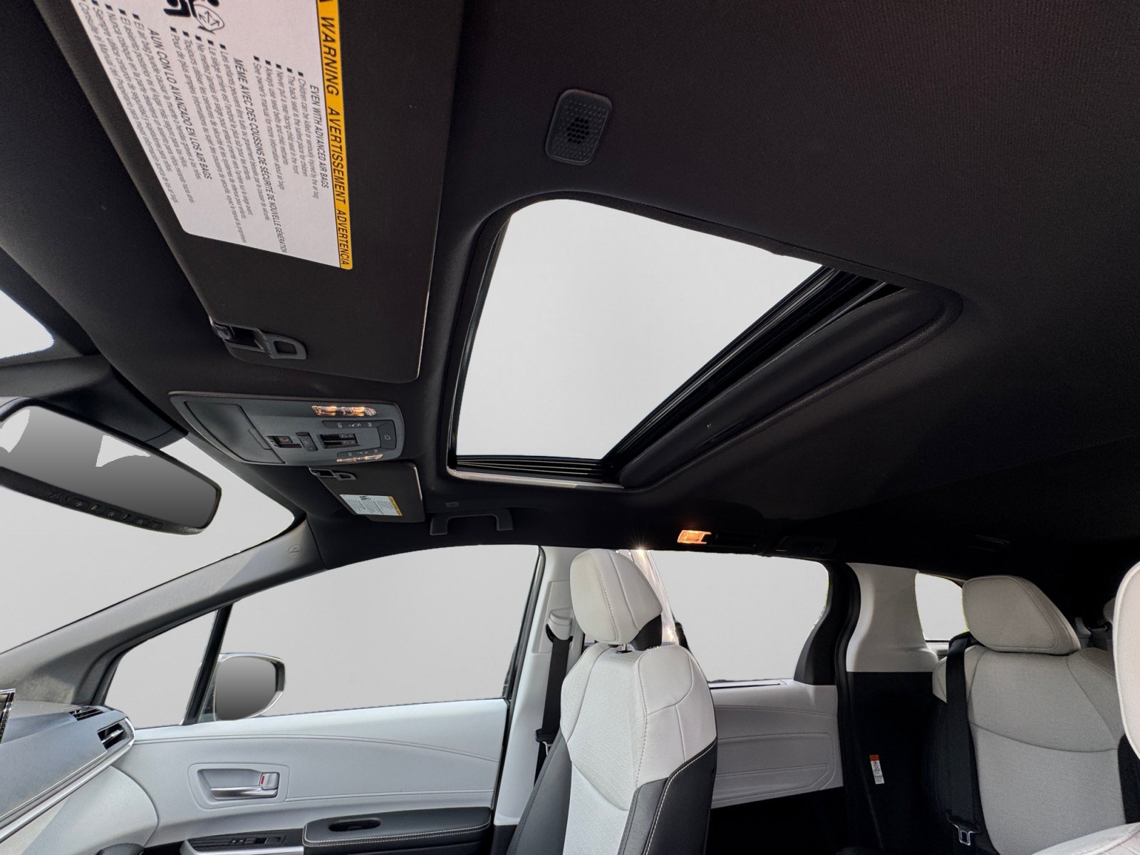 Used 2025 Toyota Sienna XSE AWD/4WD image 3