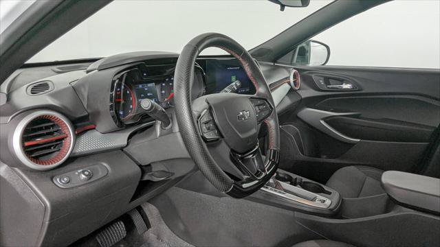 Used 2025 Chevrolet Trax RS w/ Sunroof Package FWD image 26