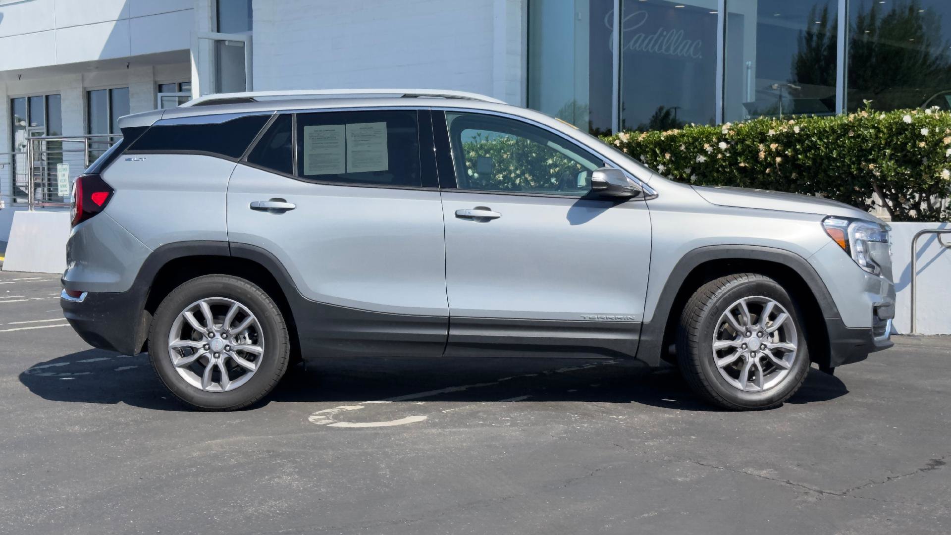 Used 2024 GMC Terrain SLT AWD/4WD image 3