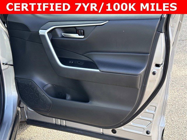 Used 2021 Toyota RAV4 XLE Premium image 8