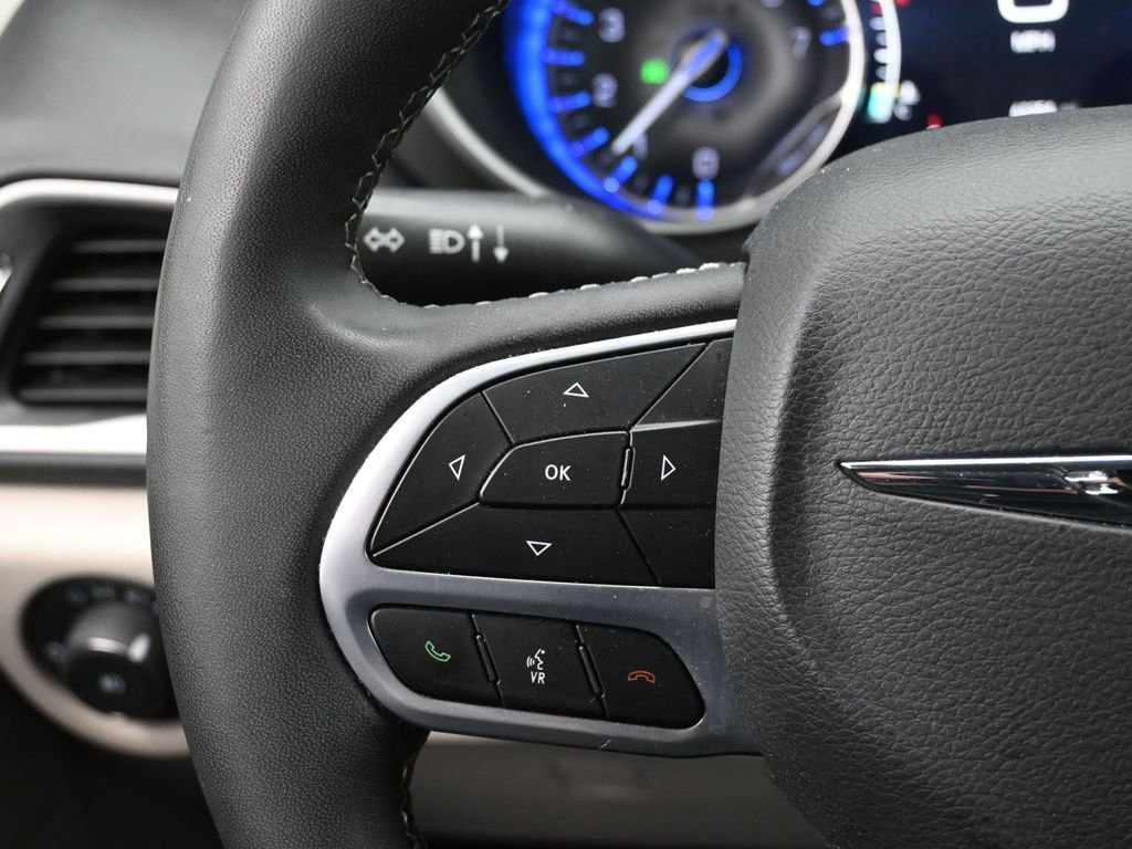 Used 2024 Chrysler Pacifica Touring-L FWD image 14