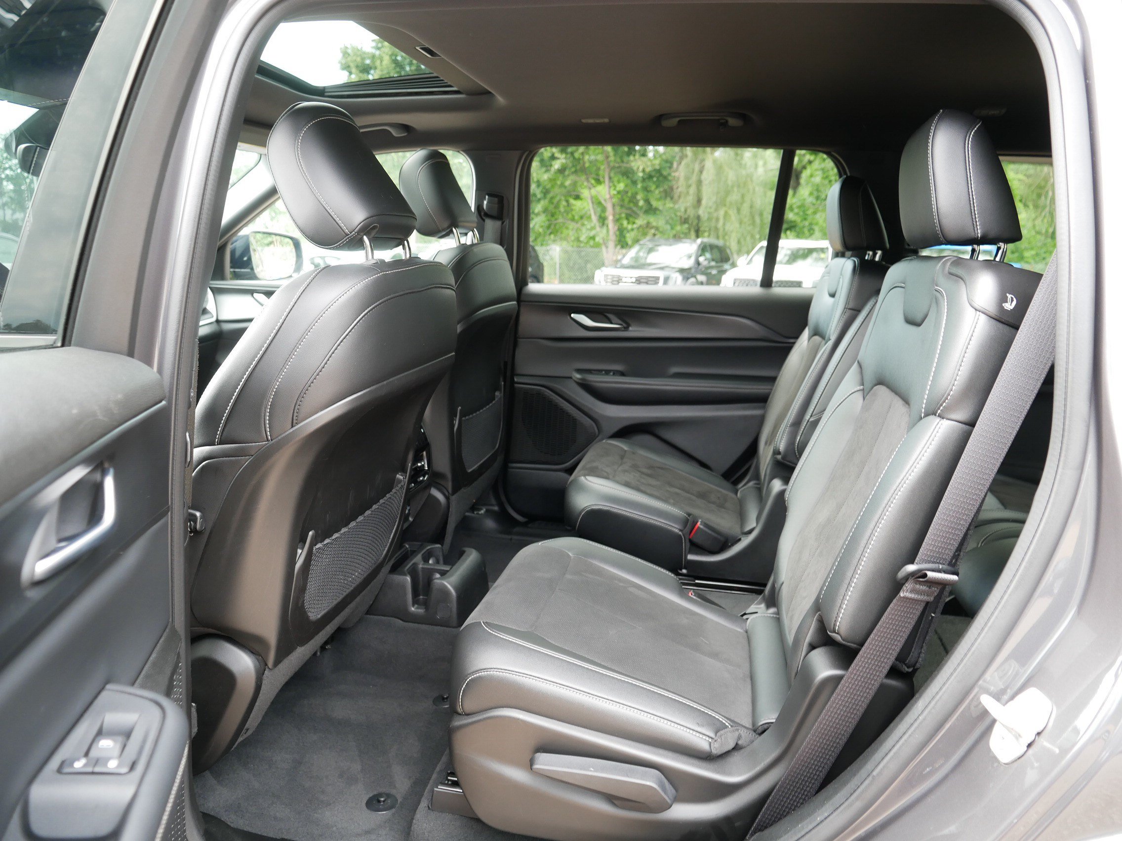 Used 2023 Jeep Grand Cherokee L Laredo AWD/4WD image 36