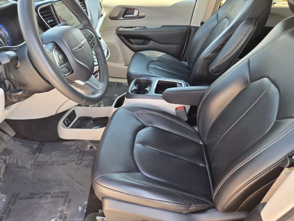 Used 2023 Chrysler Pacifica Touring-L FWD image 17