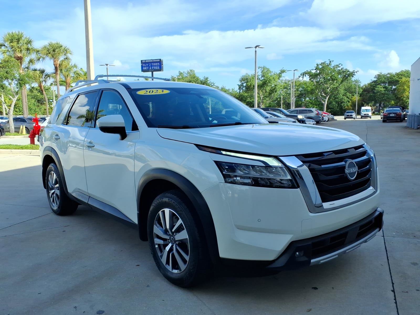 Used 2023 Nissan Pathfinder SL FWD image 16