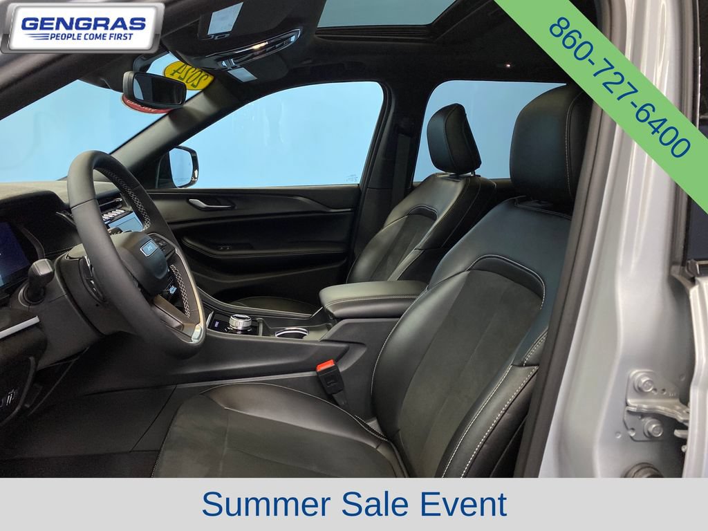 Used 2024 Jeep Grand Cherokee Altitude AWD/4WD image 11
