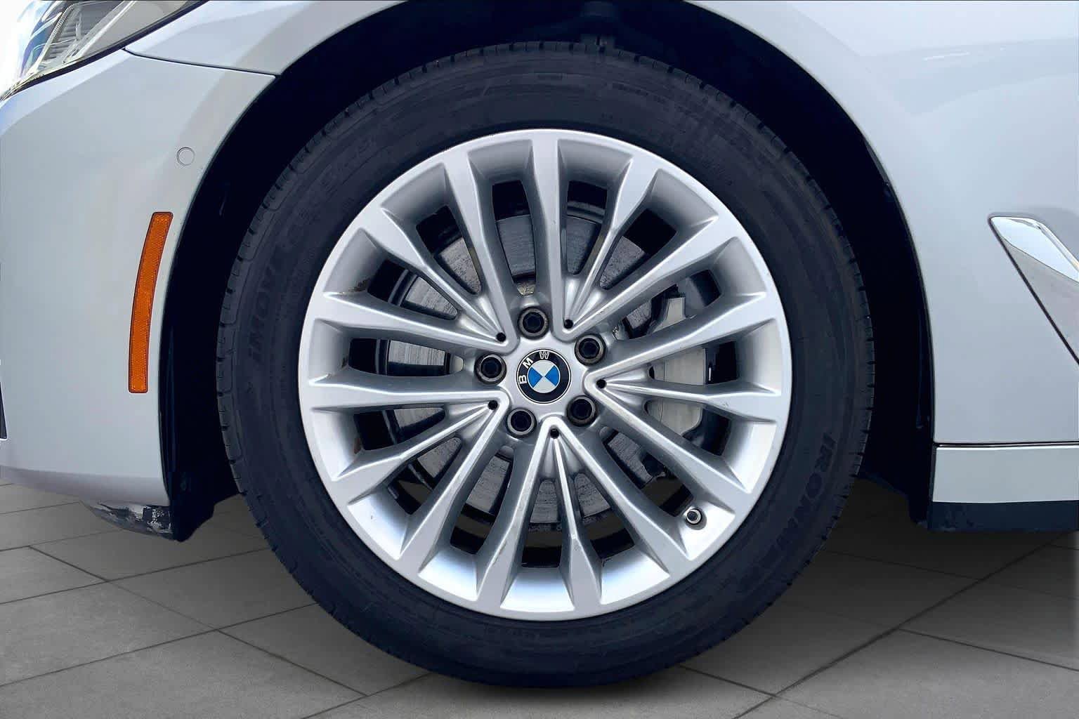 Used 2021 BMW 530i w/ Premium Package RWD image 11