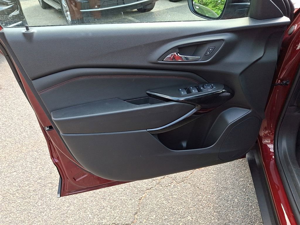 Certified 2025 Chevrolet Trax RS w/ Sunroof Package FWD image 13