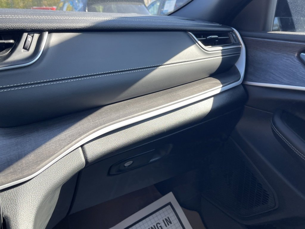 Used 2025 Jeep Grand Cherokee Limited w/ Luxury Tech Group II image 26