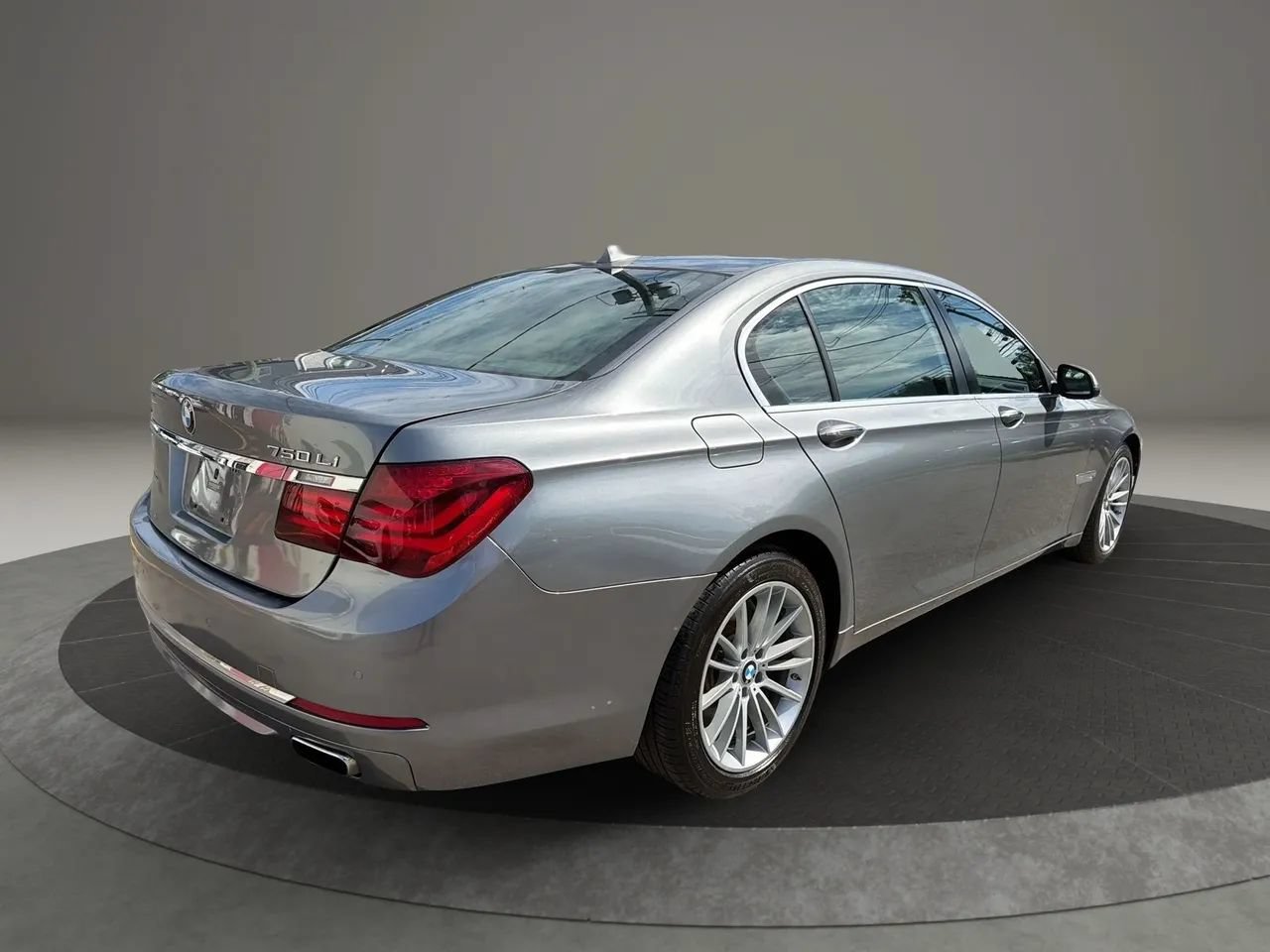 Used 2015 BMW 750Li xDrive w/ Executive Package AWD/4WD image 5