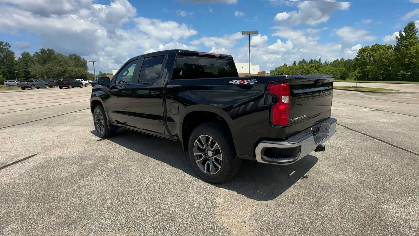 Used 2023 Chevrolet Silverado 1500 LT AWD/4WD image 6