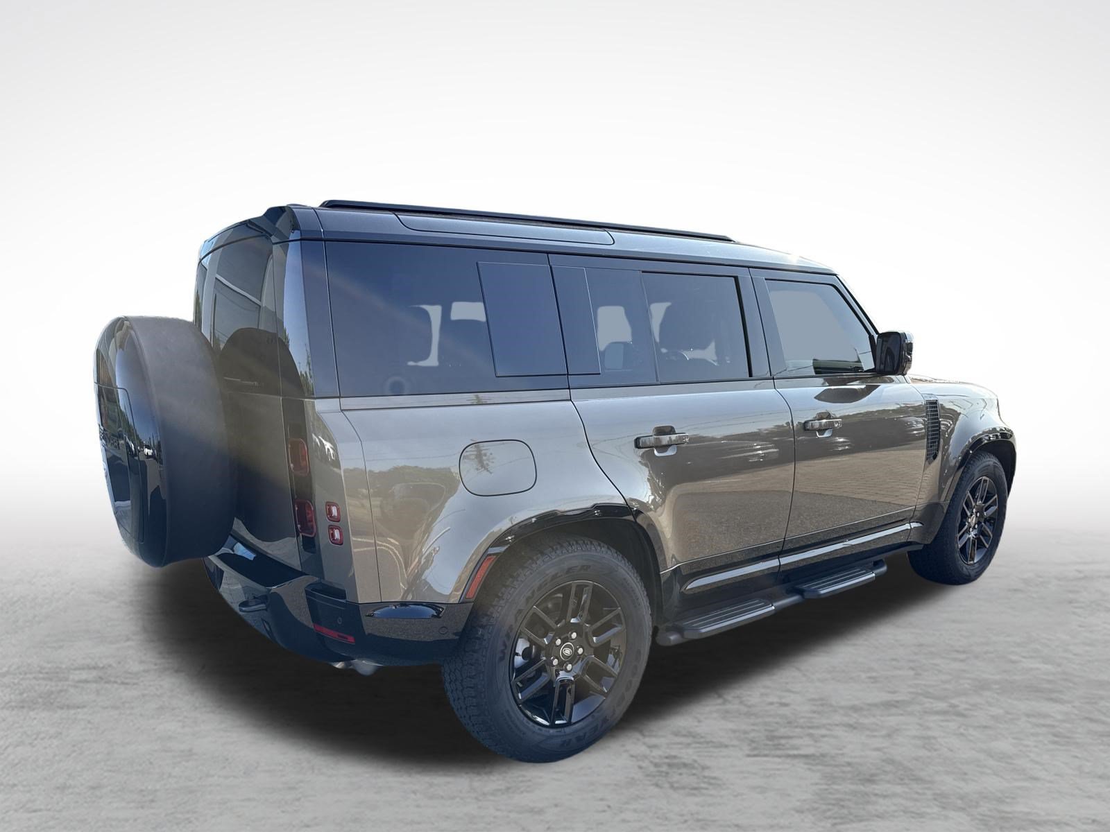 Used 2025 Land Rover Defender 110 X-Dynamic SE AWD/4WD image 4