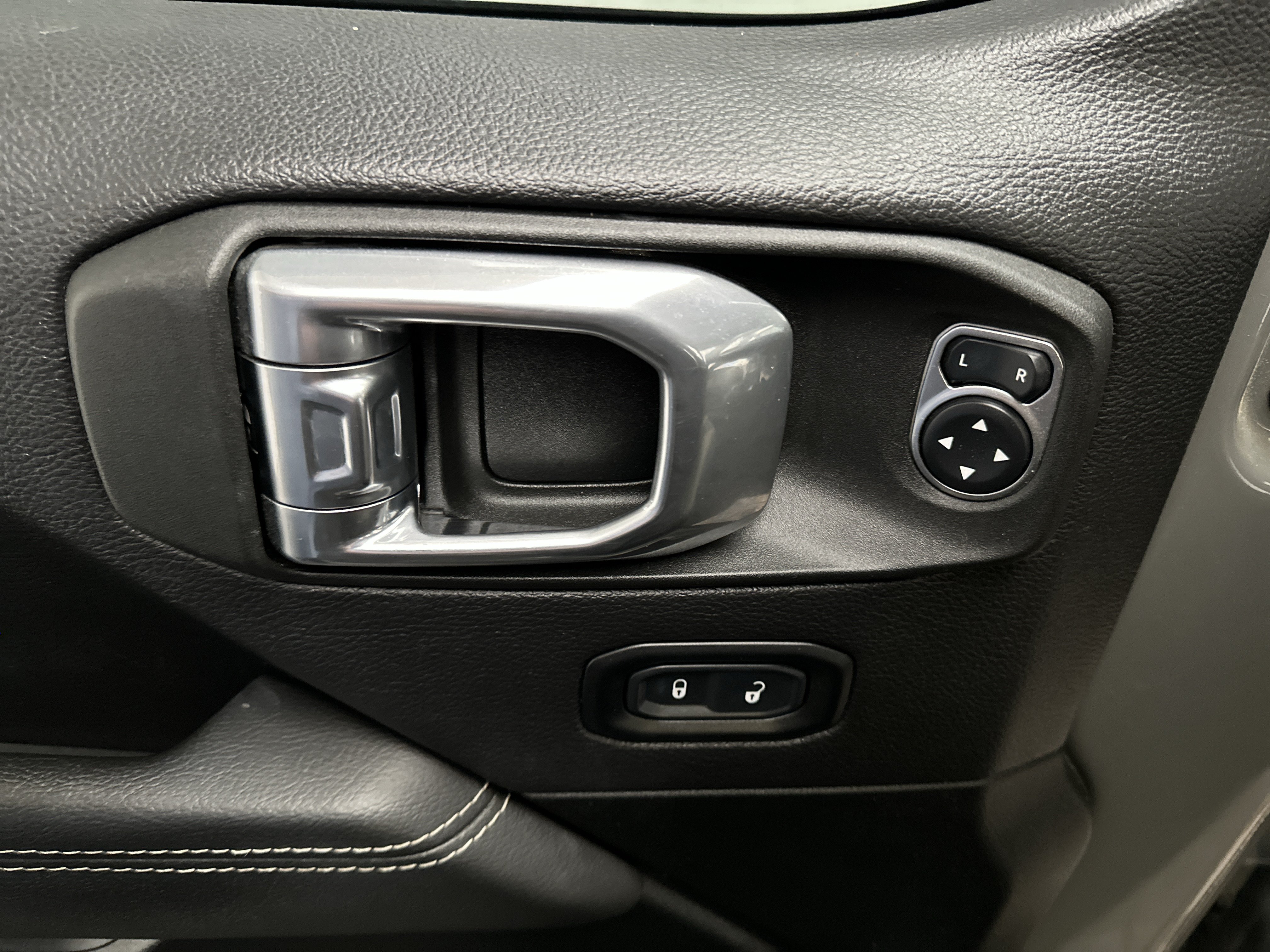 Used 2021 Jeep Wrangler Unlimited Sahara w/ Cold Weather Group AWD/4WD image 19
