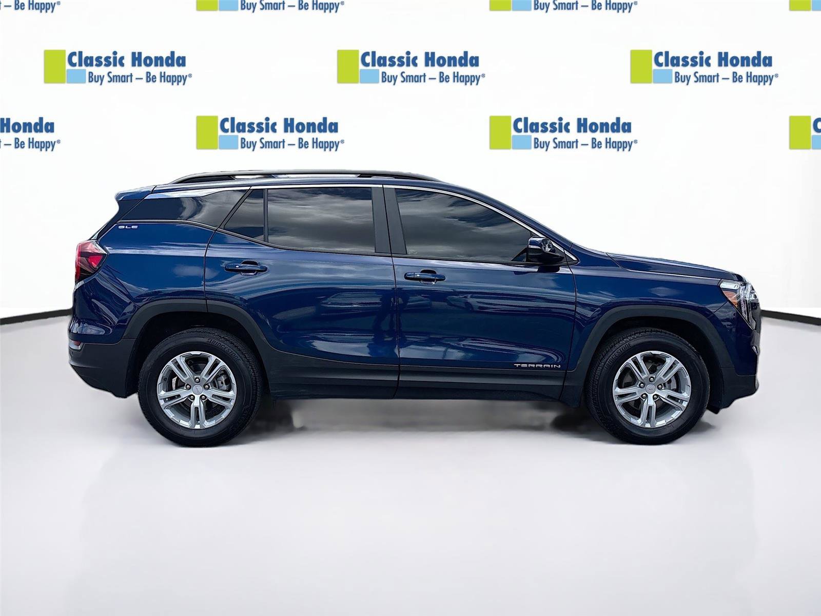 Used 2023 GMC Terrain SLE w/ Driver Convenience Package AWD/4WD image 9