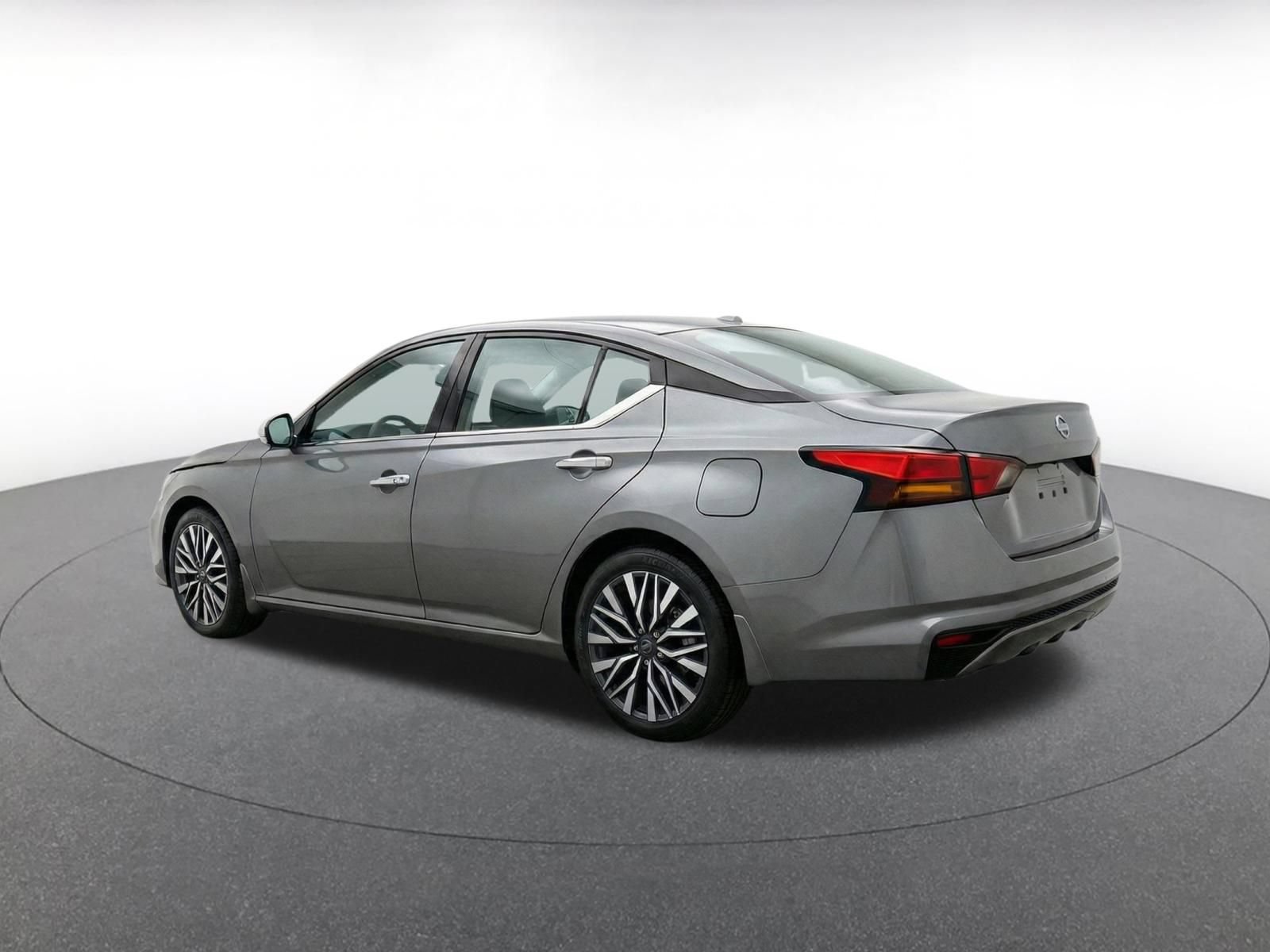 Used 2025 Nissan Altima 2.5 SV FWD image 7