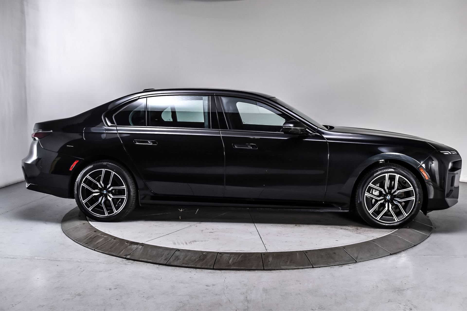 Used 2023 BMW i7 xDrive60 AWD/4WD image 7