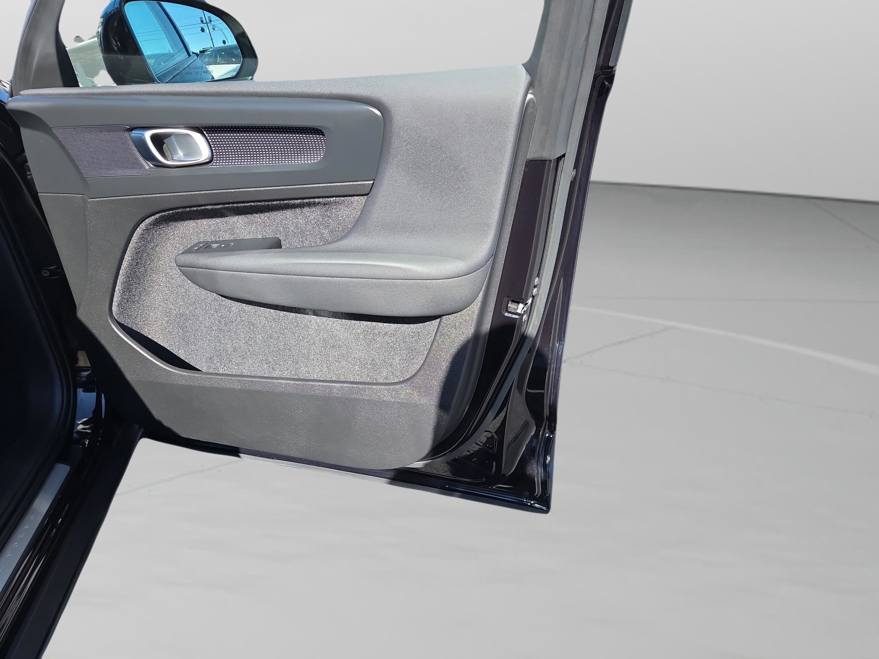 Used 2025 Volvo XC40 B5 Plus image 38