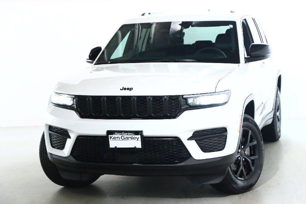 Used 2025 Jeep Grand Cherokee Altitude image 3