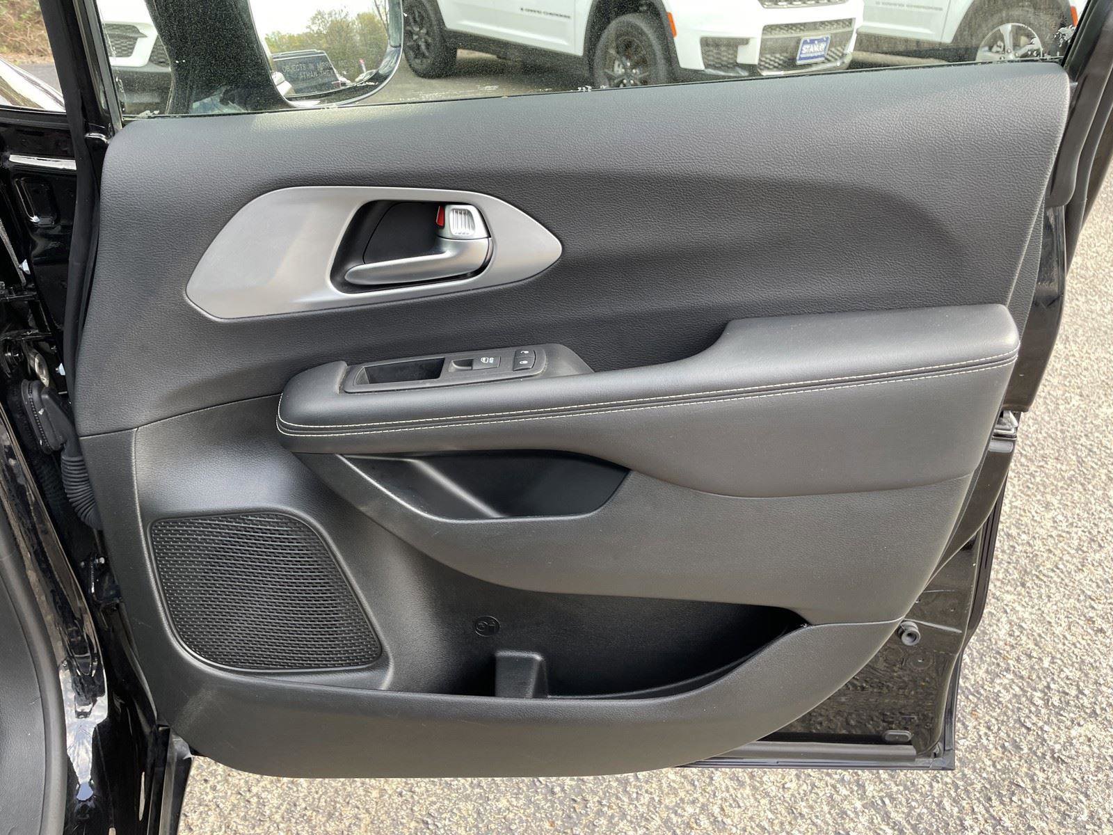 Certified 2025 Chrysler Pacifica Limited image 50