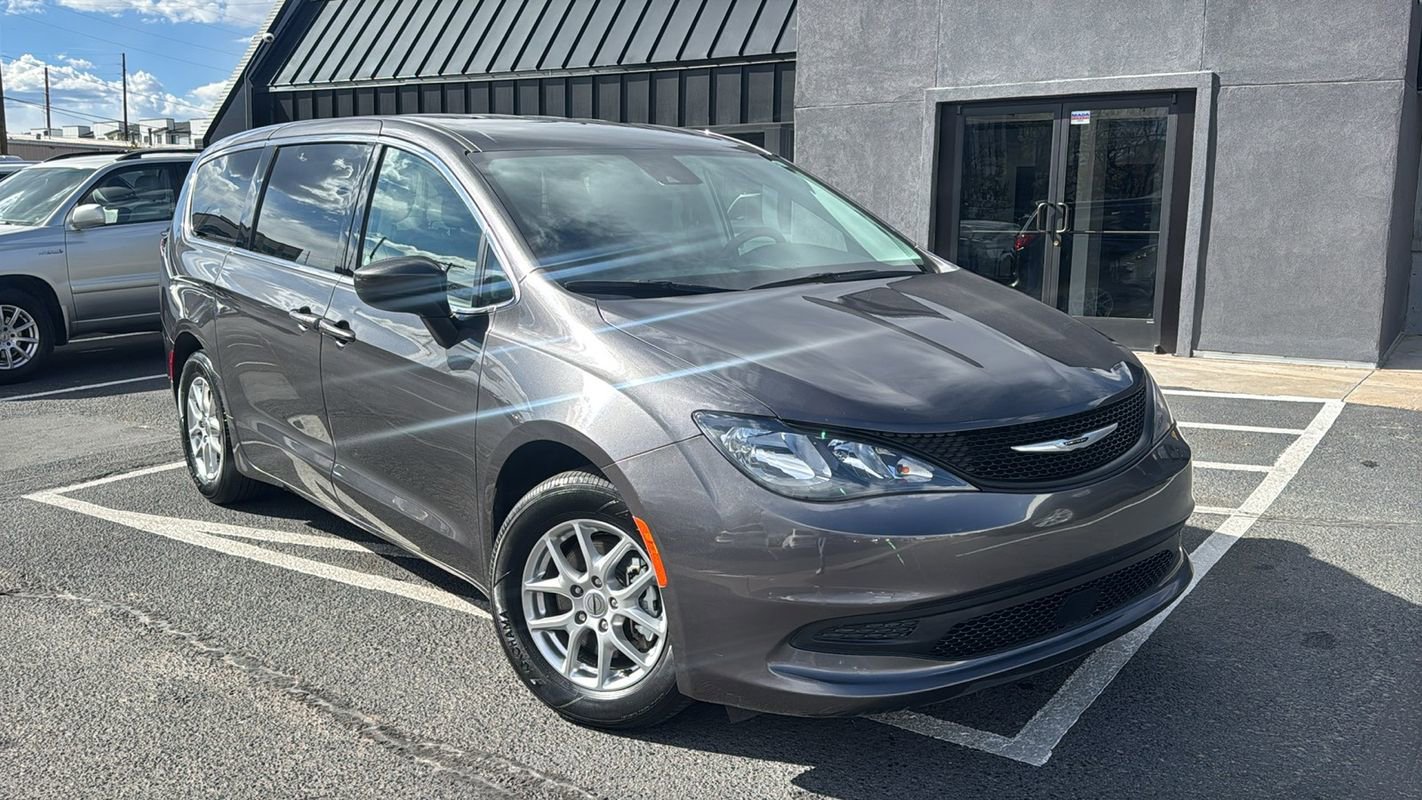 Used 2023 Chrysler Voyager LX video 1