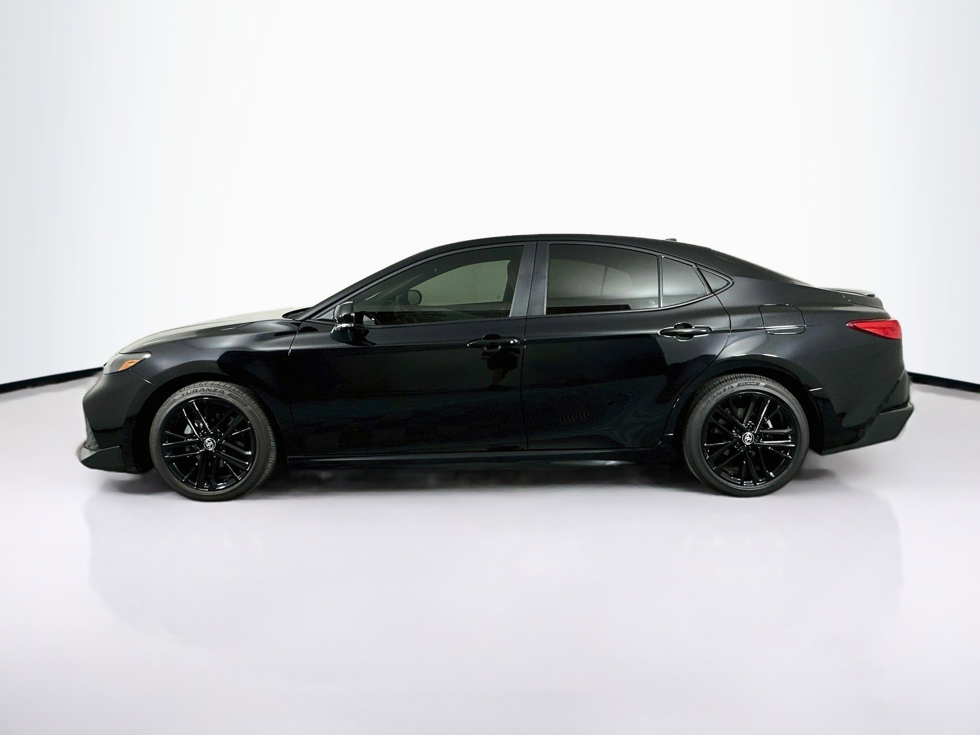 Used 2025 Toyota Camry SE FWD image 4