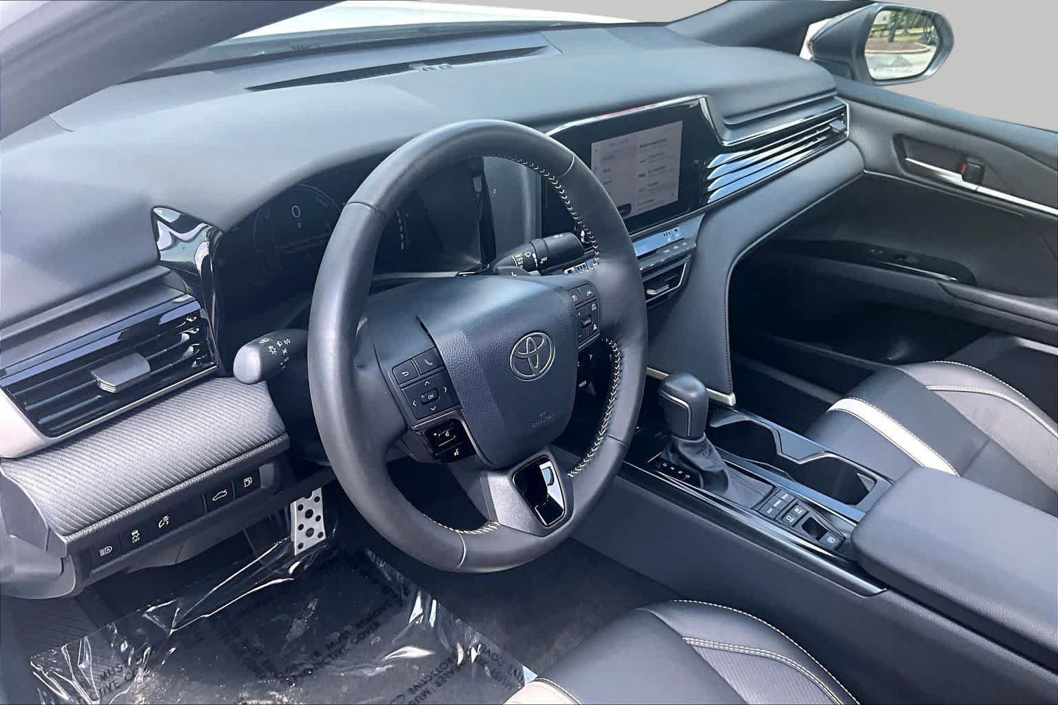 Used 2026 Toyota Camry Hybrid w/ Convenience Package FWD image 18