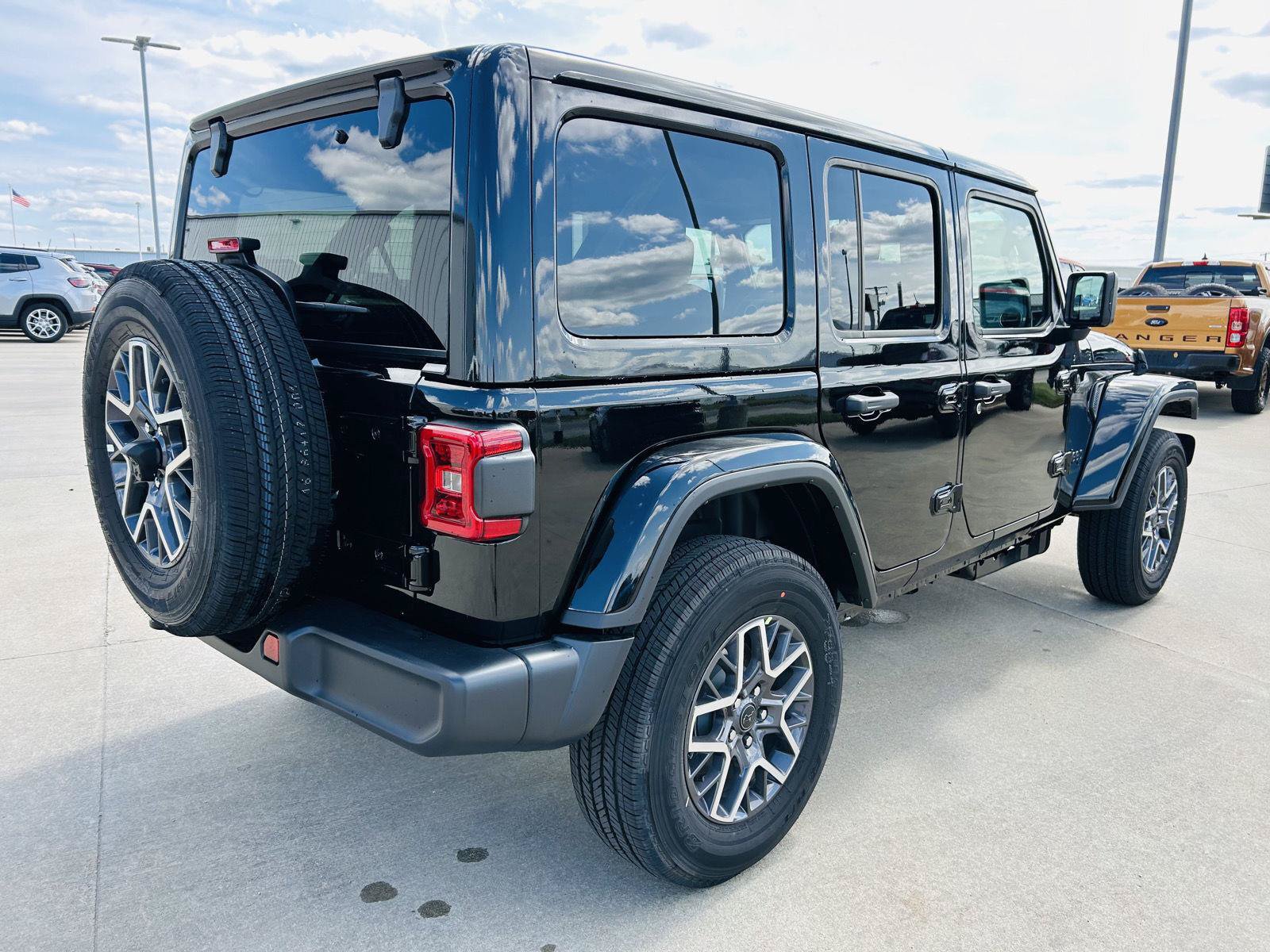 New 2026 Jeep Wrangler Unlimited Sahara w/ Technology Group AWD/4WD image 37