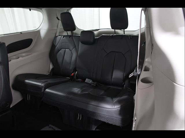 Used 2017 Chrysler Pacifica Touring-L FWD image 21