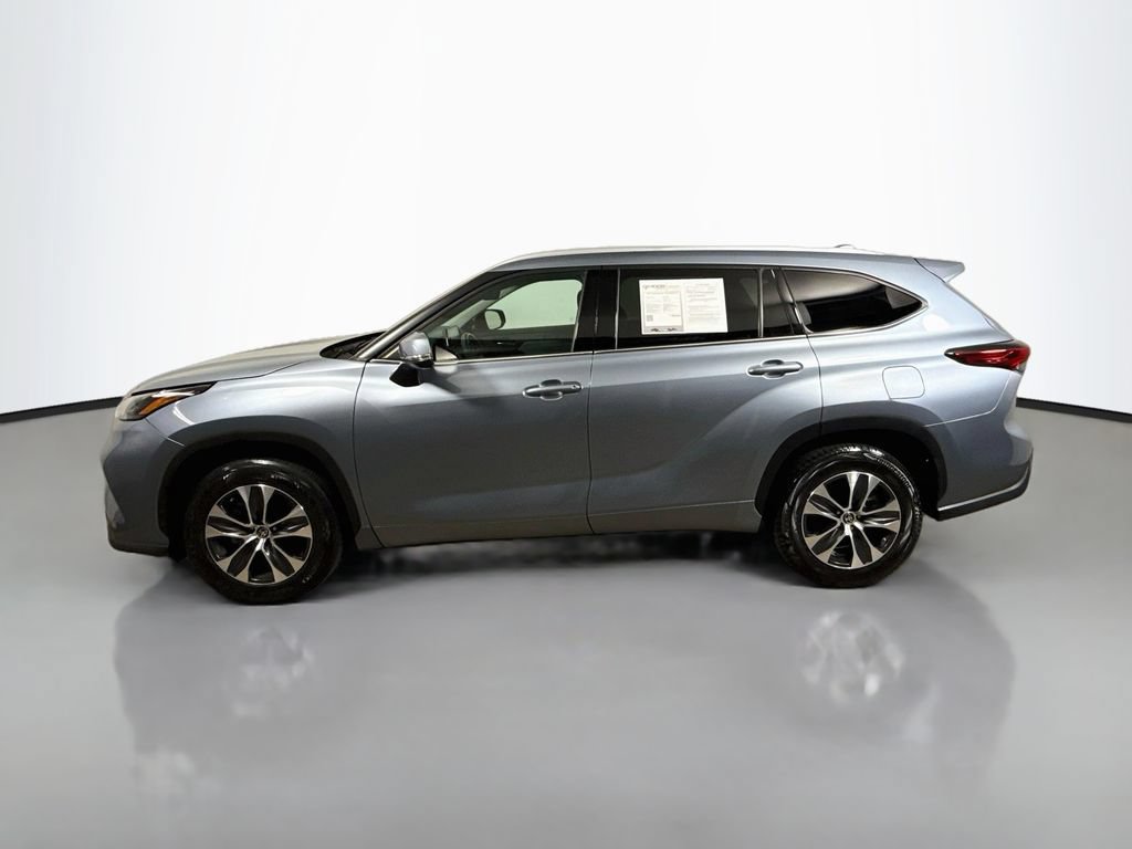 Used 2022 Toyota Highlander XLE FWD image 4