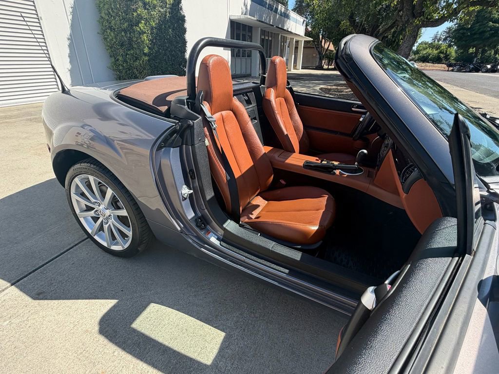 Used 2006 MAZDA MX-5 Miata Grand Touring w/ Premium Pkg RWD image 17