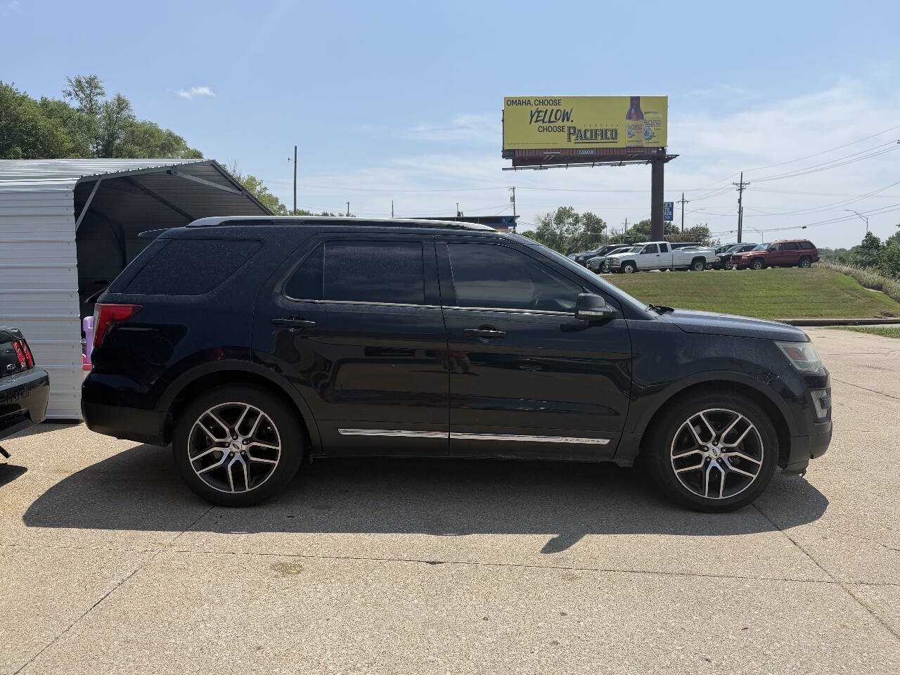 Used 2016 Ford Explorer XLT w/ Equipment Group 202A FWD image 3