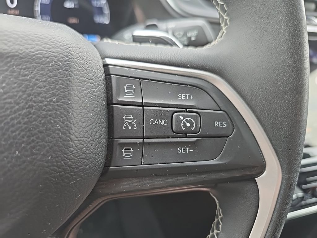 Used 2024 Jeep Grand Cherokee Laredo AWD/4WD image 21