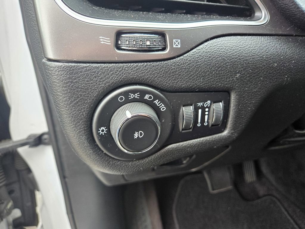 Used 2019 Jeep Cherokee Latitude Plus FWD image 27