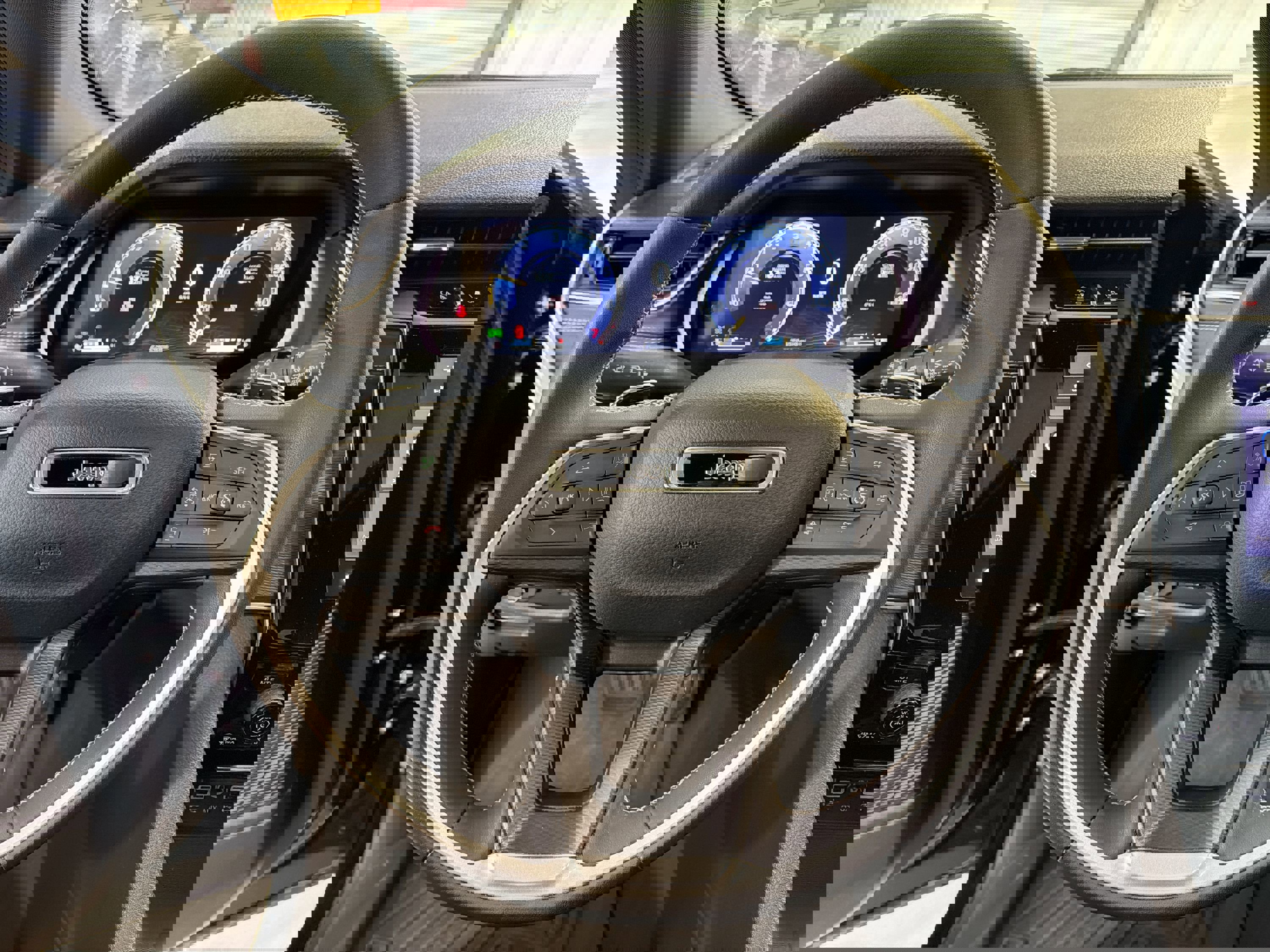 Used 2023 Jeep Grand Cherokee L Laredo image 13