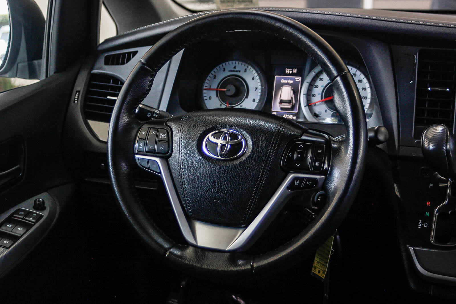 Used 2020 Toyota Sienna SE w/ Carpet Mat Package image 15