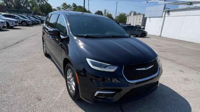 Used 2025 Chrysler Pacifica Select FWD image 4
