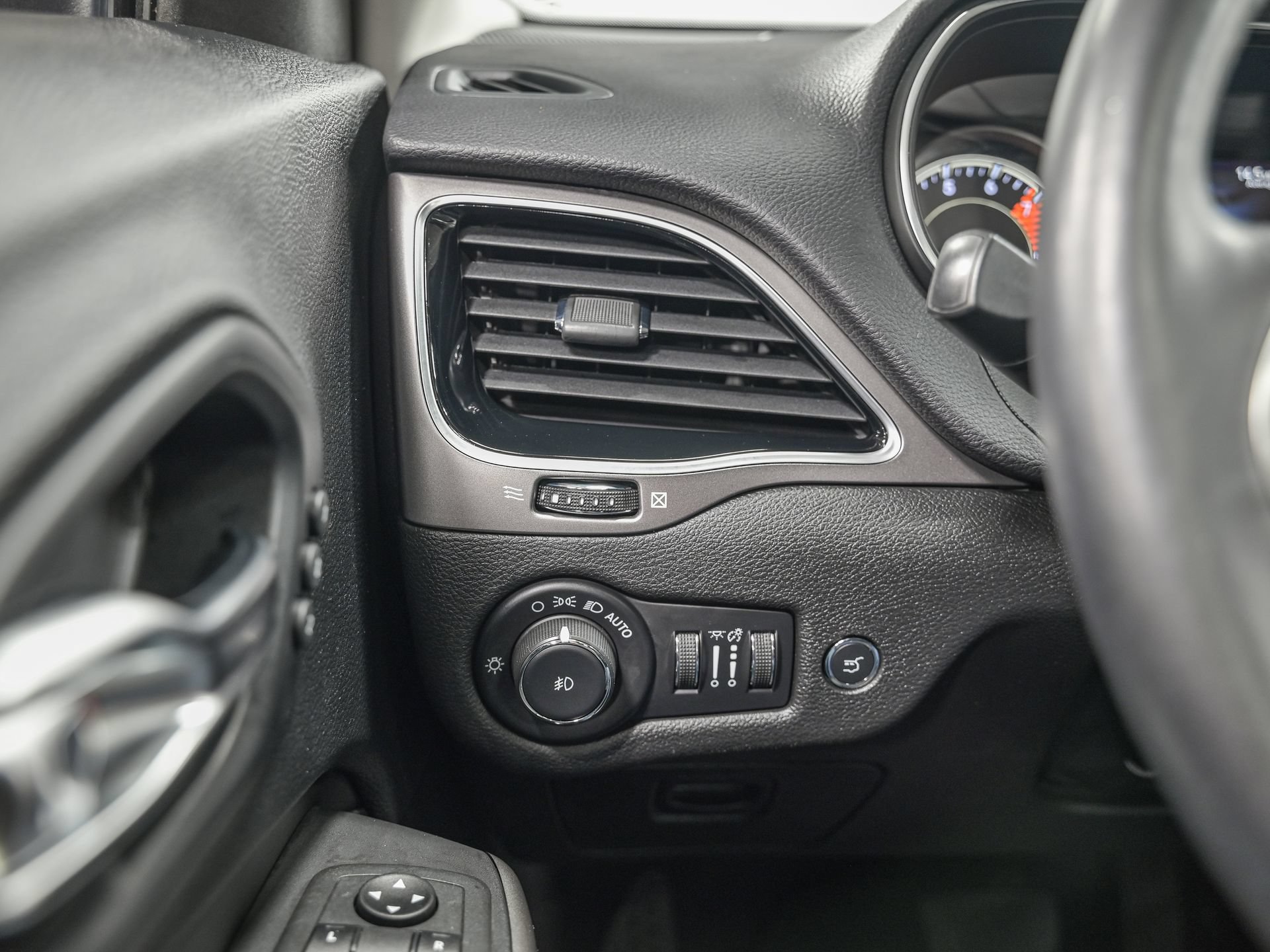 Used 2021 Jeep Cherokee Limited AWD/4WD image 18