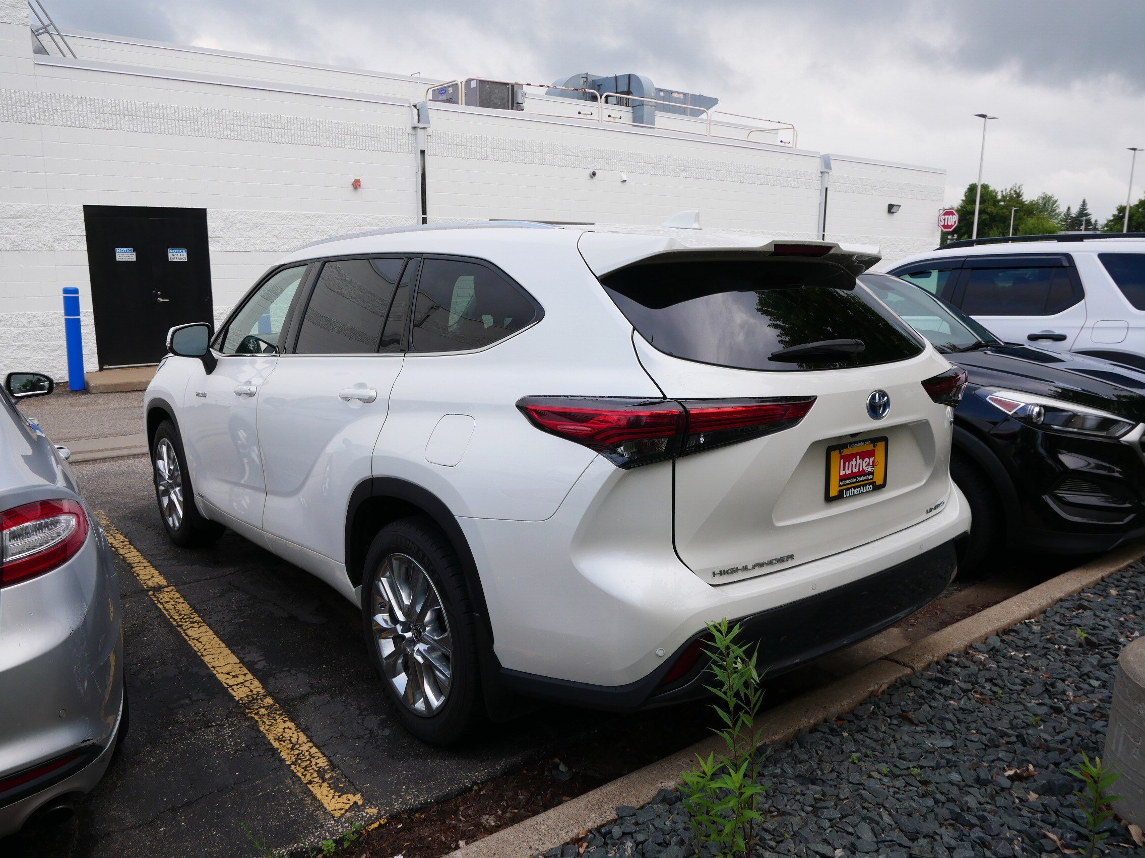 Used 2021 Toyota Highlander Limited AWD/4WD image 4