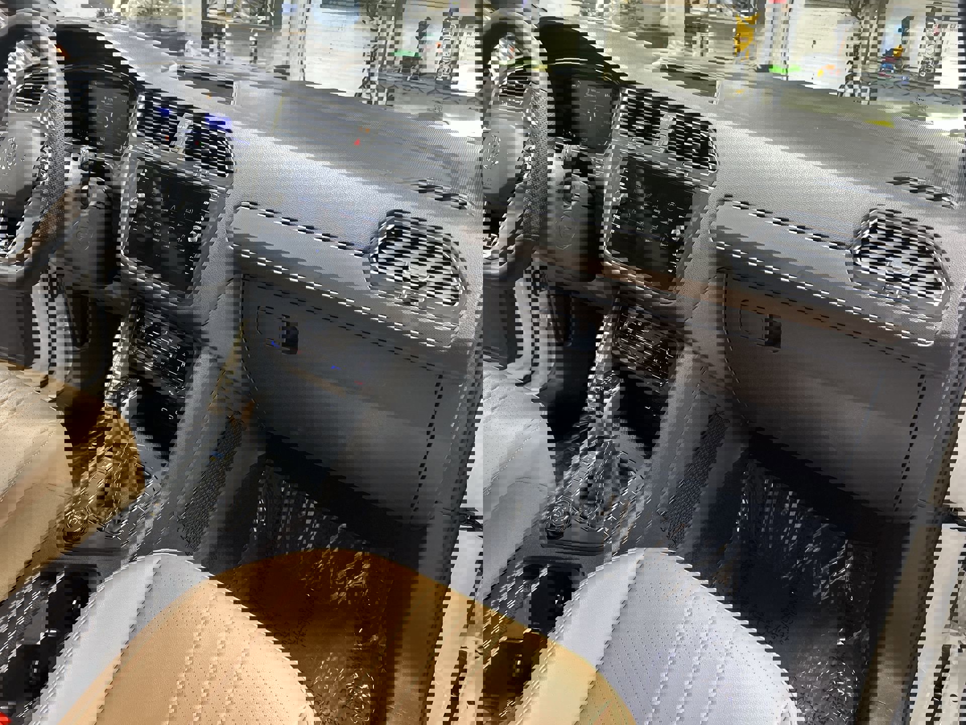 Used 2022 Volkswagen Tiguan SE R-Line image 30