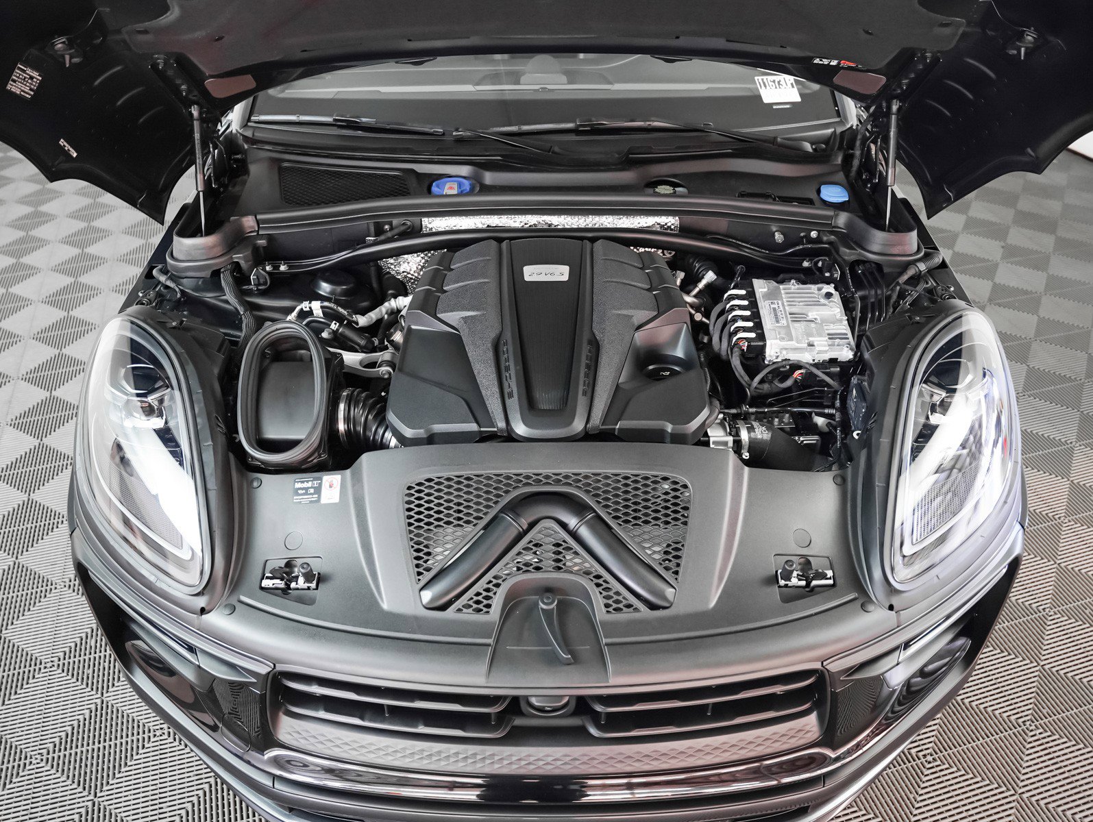 Certified 2025 Porsche Macan S image 13