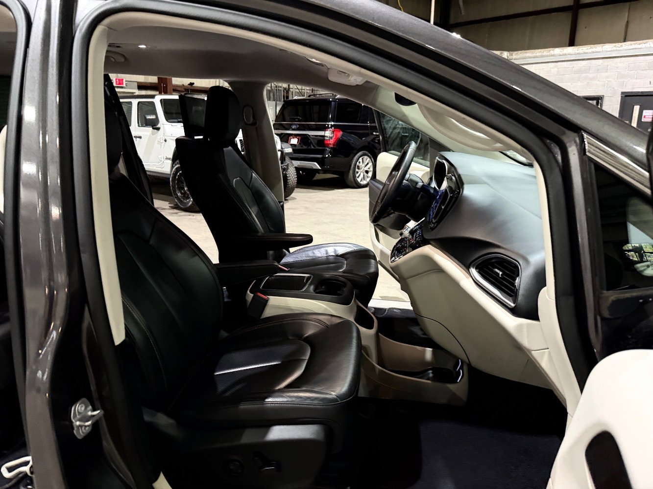 Used 2018 Chrysler Pacifica Touring-L Plus w/ Advanced Safetytec Group FWD image 23
