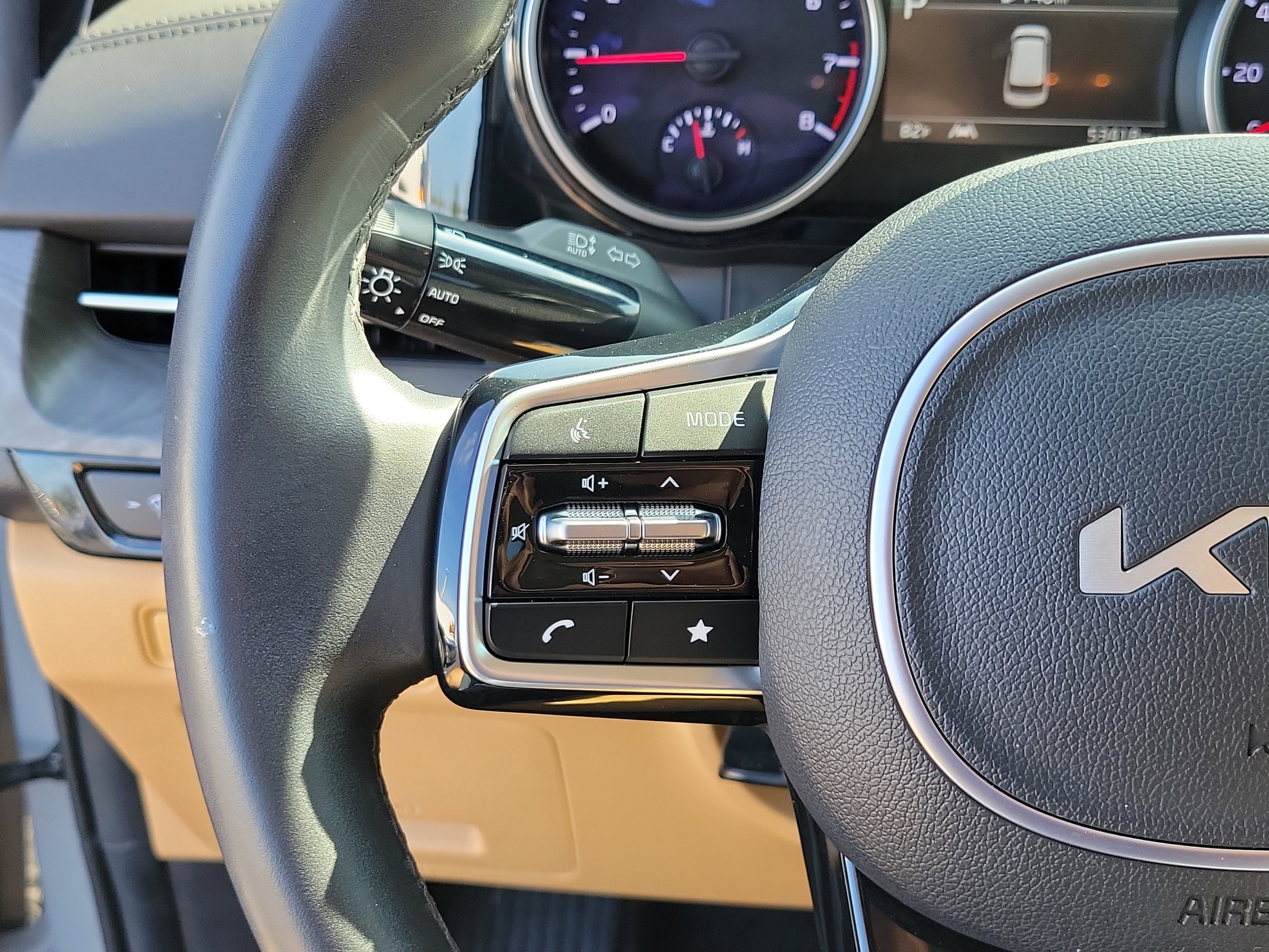 Used 2024 Kia Carnival EX FWD image 23