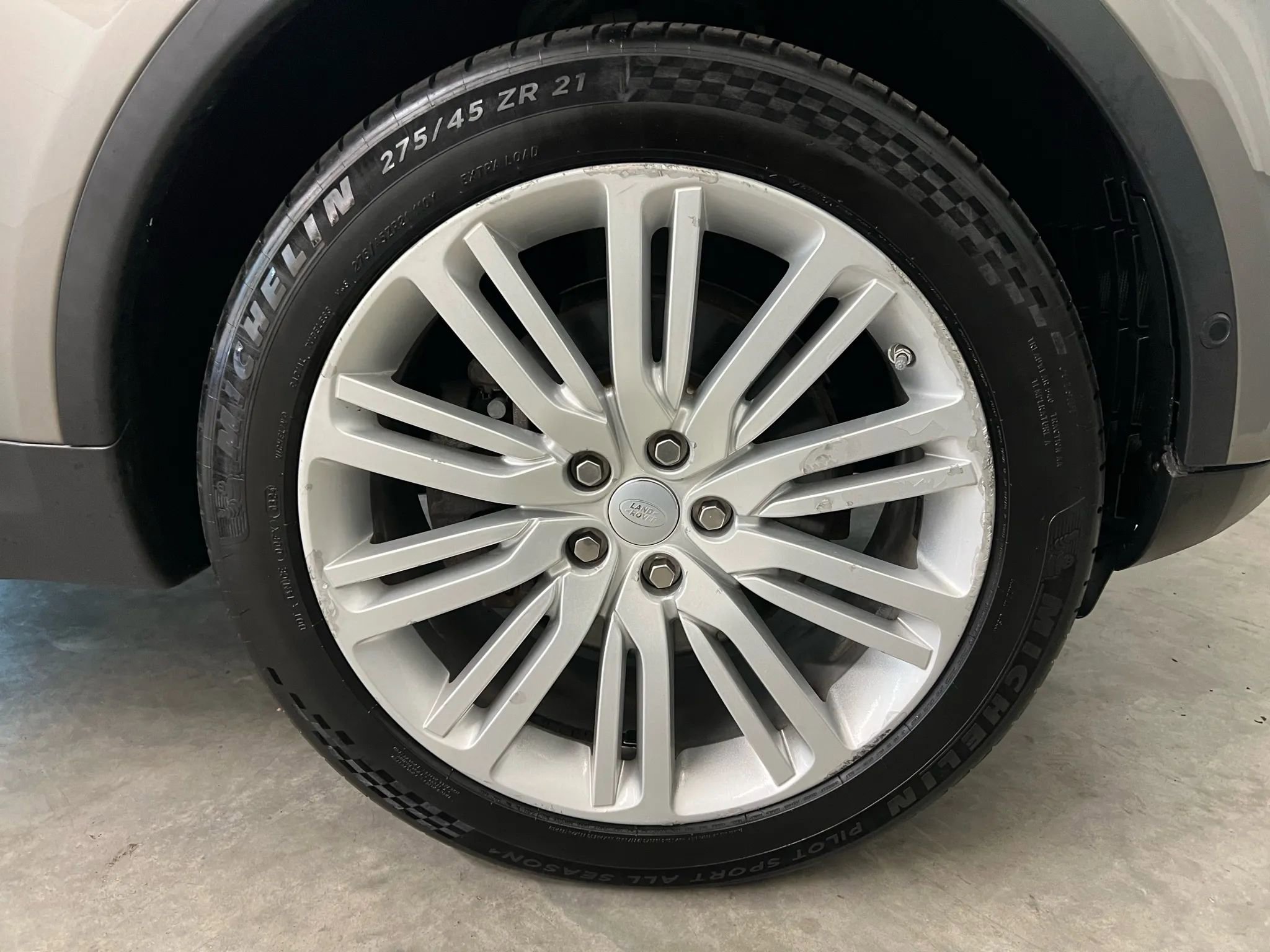 Used 2017 Land Rover Discovery First Edition image 46